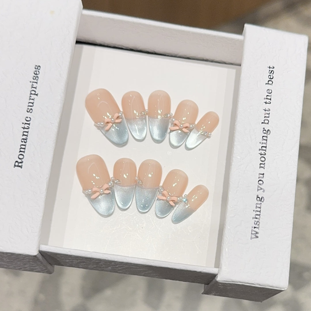 Kunstnagelset mit Romantischen Schleifen- und Glitzerakzenten Karnz