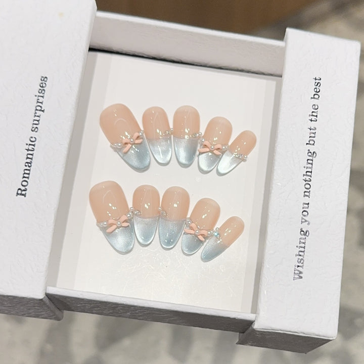 Kunstnagelset mit Romantischen Schleifen- und Glitzerakzenten Karnz