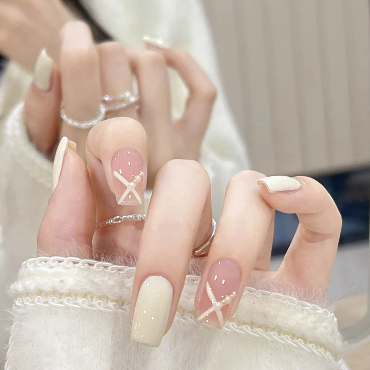 Kunstnagelset mit elegantem und verspieltem Design Karnz