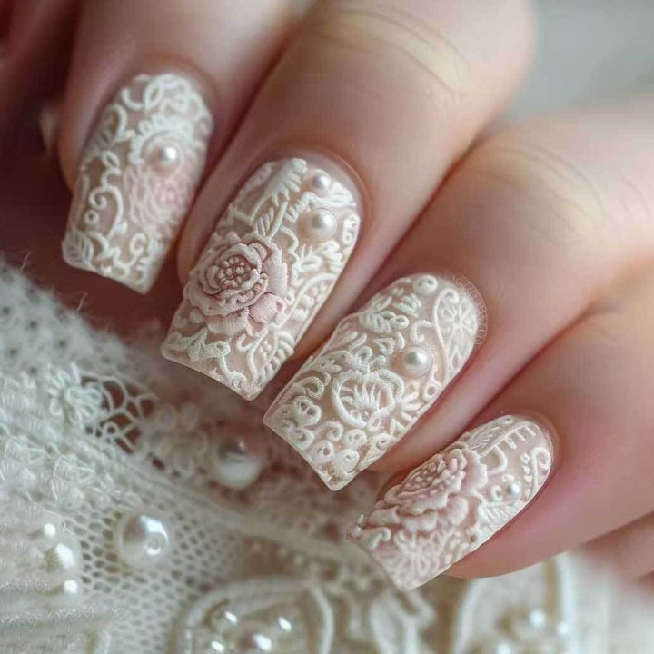 Aufwendige Blumen-Spitzen-Nagelkunst