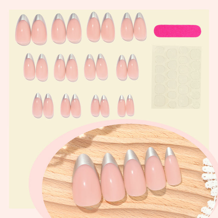 Kunstnagelset mit modernem French-Tip-Design Karnz