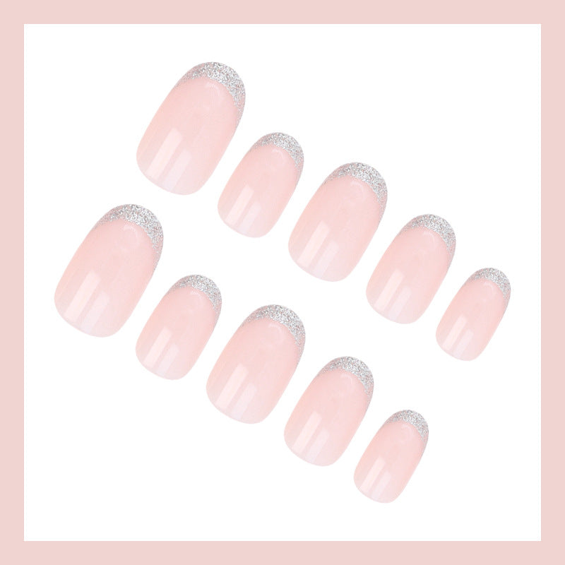 Kunstnagelset mit elegantem French-Tipp und Glitzer-Akzenten Karnz
