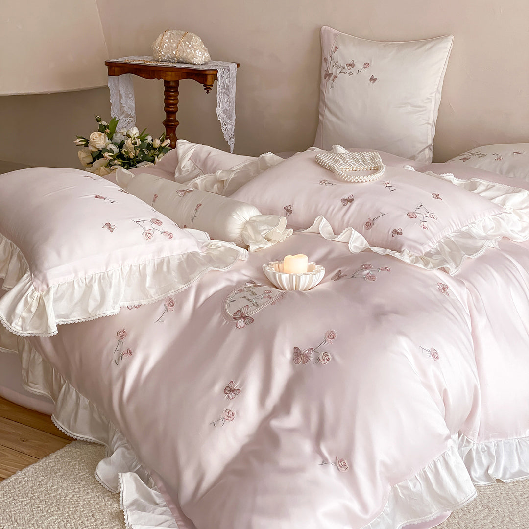 Satin-Bettwäsche-Set mit luxuriöser Baumwollsatin-Qualität, bestickten Schmetterlingen und Rosen sowie Volant