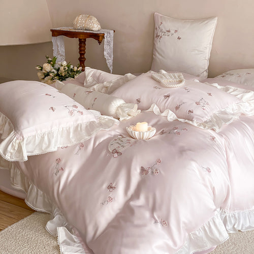 Satin-Bettwäsche-Set mit luxuriöser Baumwollsatin-Qualität, bestickten Schmetterlingen und Rosen sowie Volant