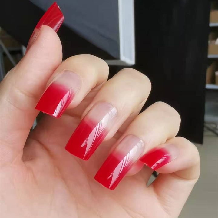 Kunstnägel im modernen French Tip Design Karnz