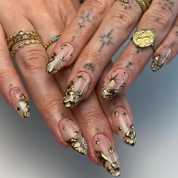 Trendige Kunstnagelspitzen mit luxuriösen Goldakzenten Karnz