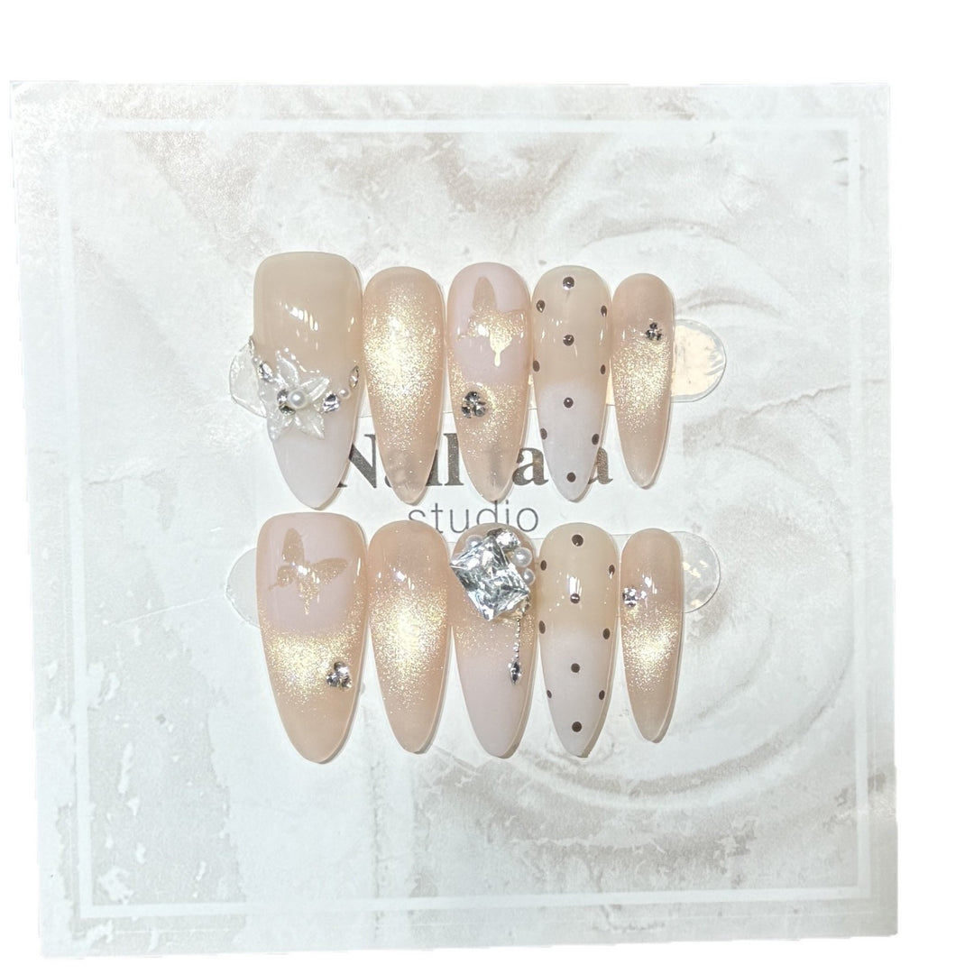 Elegantes Press-On-Nail-Art-Set mit dekorativen floralen Akzenten Karnz