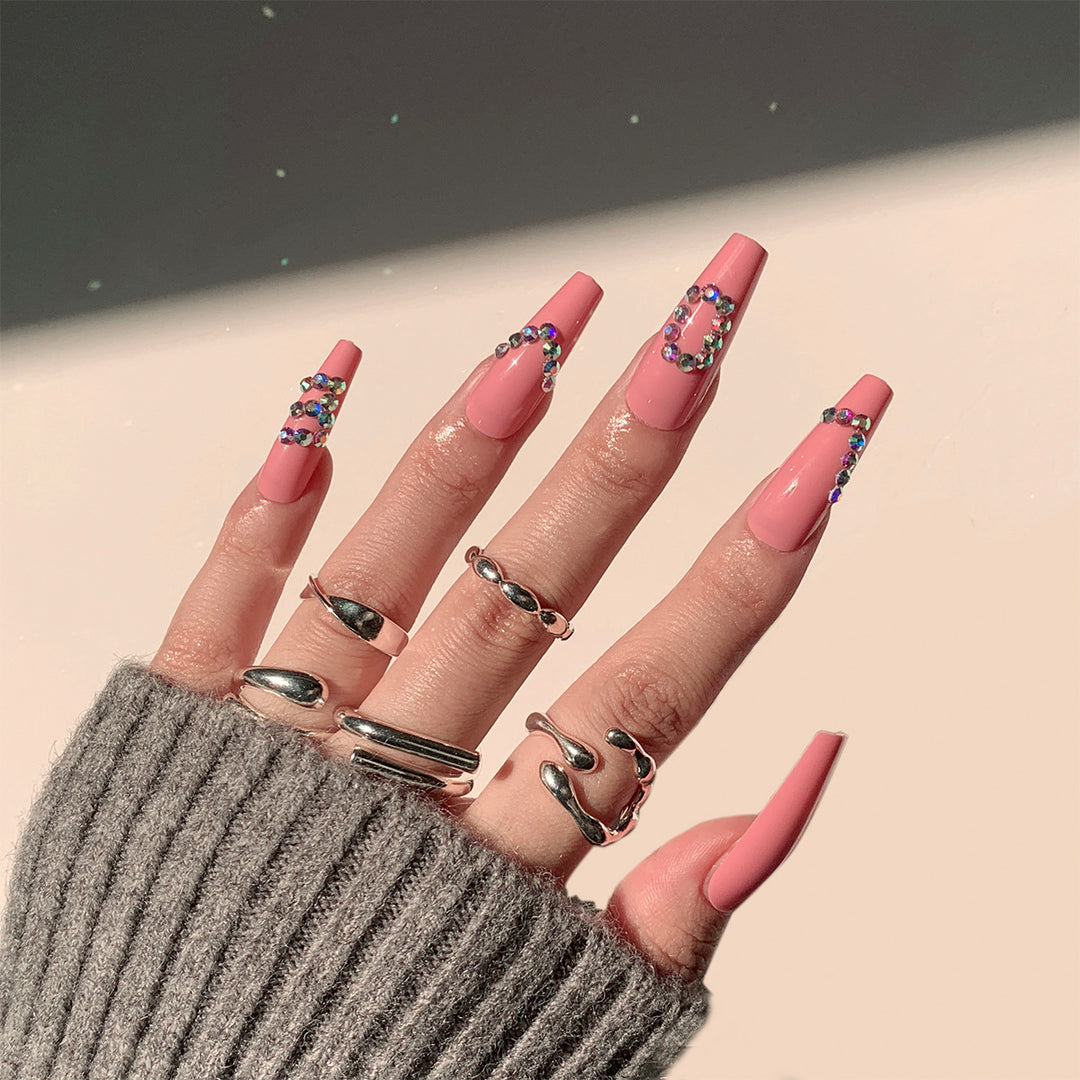 Künstliche Nagelverlängerungen mit eleganten Strassverzierungen Karnz