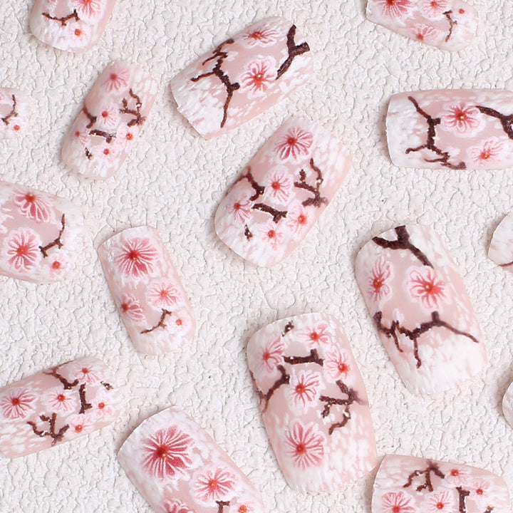 Blumenverzierte Press-On Nagelkunst Karnz