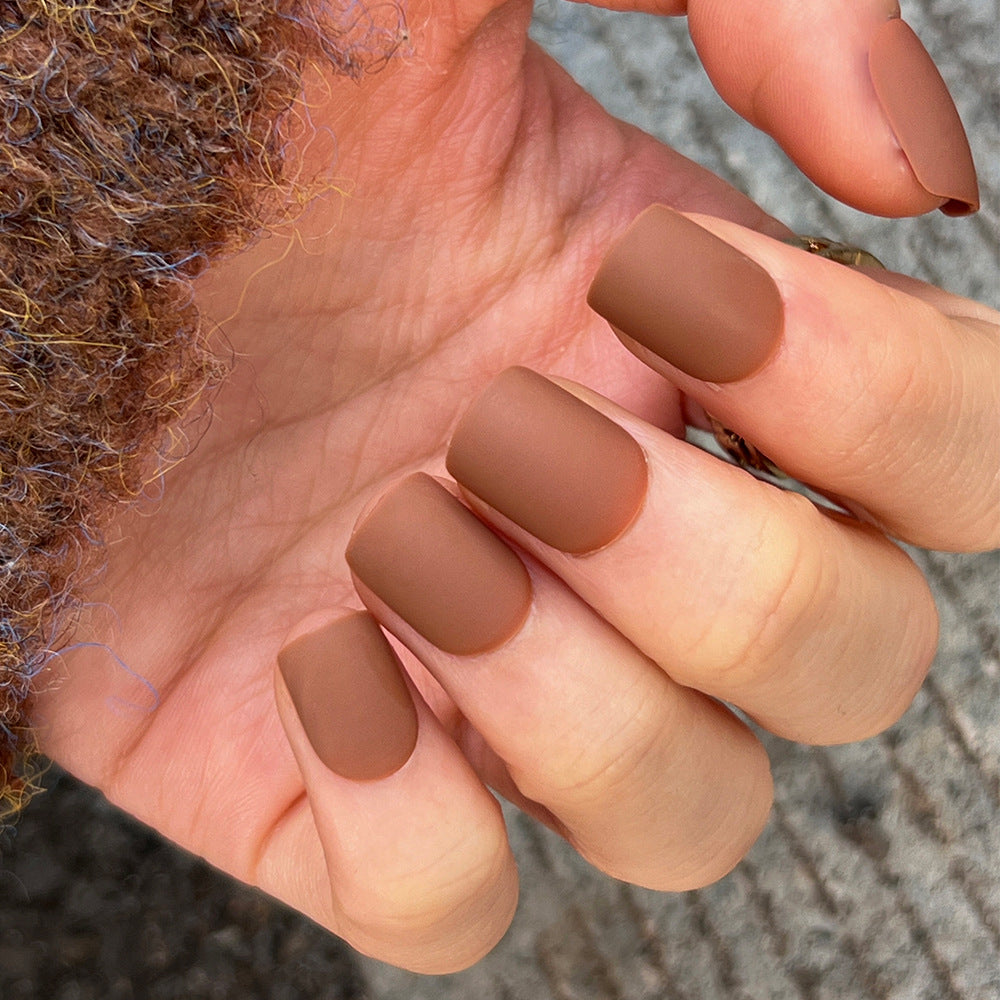 Künstliche Nagelkunst mit mattem Finish Karnz