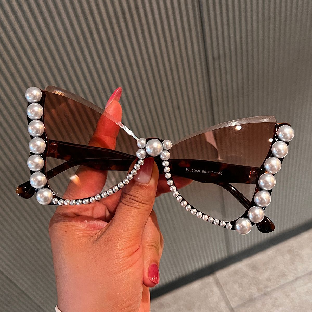 Damen auffällige Sonnenbrille mit Perlenverzierung Karnz