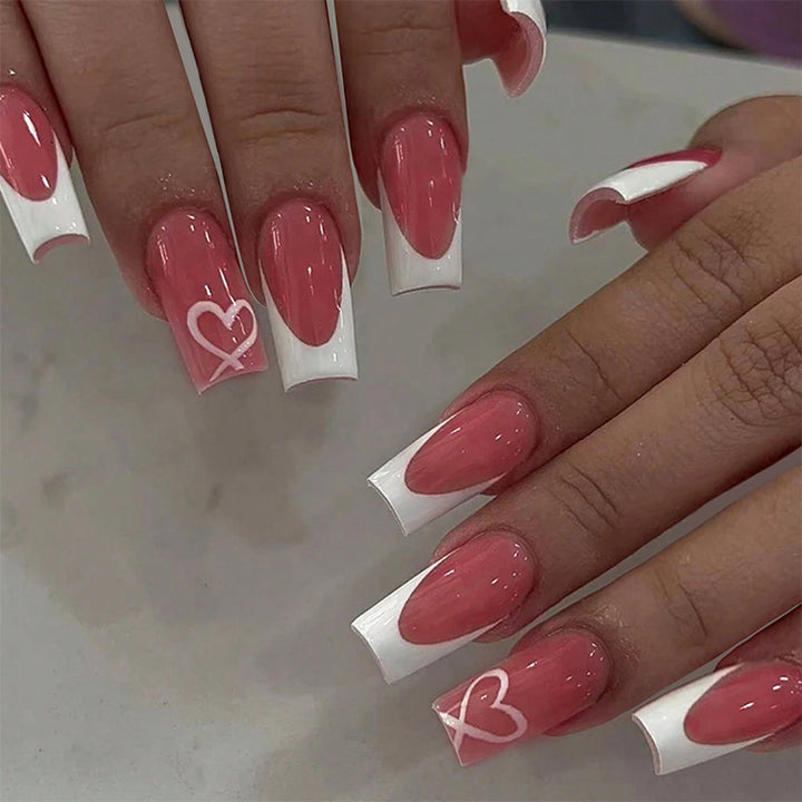 Dekoratives Press-On-Nagelset mit Herzakzenten Karnz