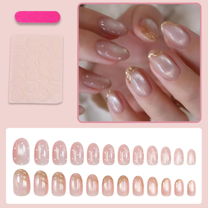 Kunstnagelset mit schimmernden Akzenten und eleganten Goldverzierungen Karnz