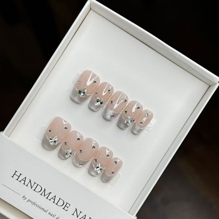 Handgemachtes Dekoratives Press-On Nagelkunstset mit Rhinstein- und Glitzerakzenten
