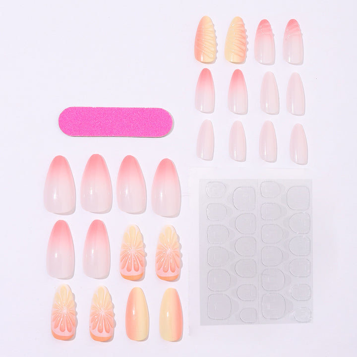 Kreatives Nagelset mit sanften Ombre-Effekten und eleganten Verzierungselementen Karnz
