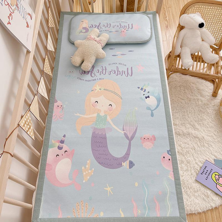 Gepolsterte Baby-Krippenauflage mit Gute‑Nacht-Print, rutschfester Unterseite und abwischbarem Bezug