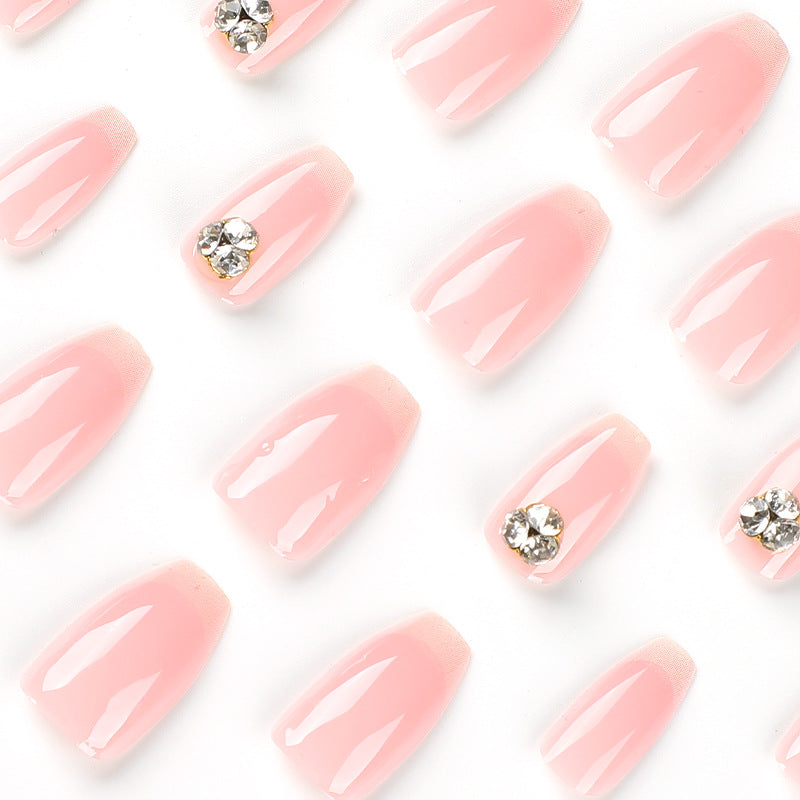 Kunstvolle Nagelverlängerungen mit elegantem French-Tip und Strassverzierungen Karnz