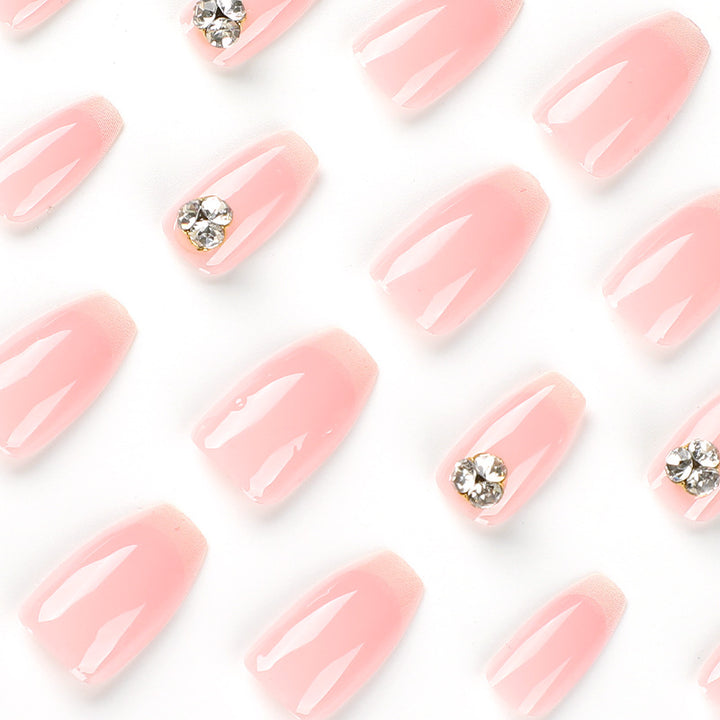 Kunstvolle Nagelverlängerungen mit elegantem French-Tip und Strassverzierungen Karnz