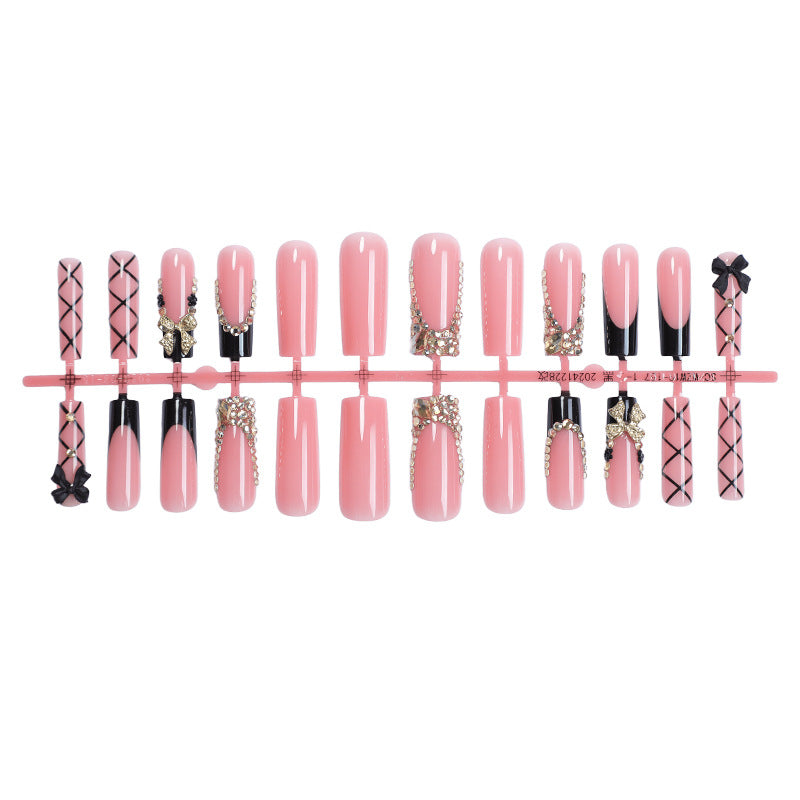 Kunstnagel-Set mit glamourösen Verzierungen und eleganten Akzenten Karnz
