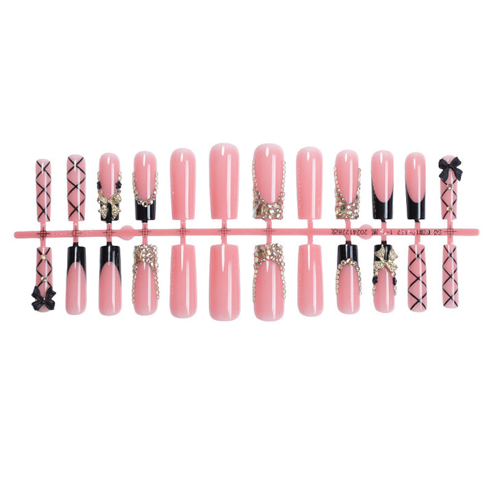Kunstnagel-Set mit glamourösen Verzierungen und eleganten Akzenten Karnz