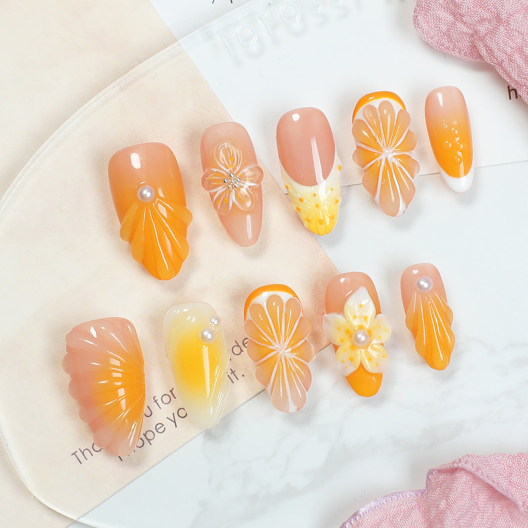 Kreatives Kunstnagelset mit floralen und Glitzerverzierungen Karnz