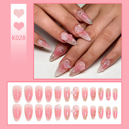 Kunstvolle Nagelspitzen mit romantischem Blütendesign Karnz