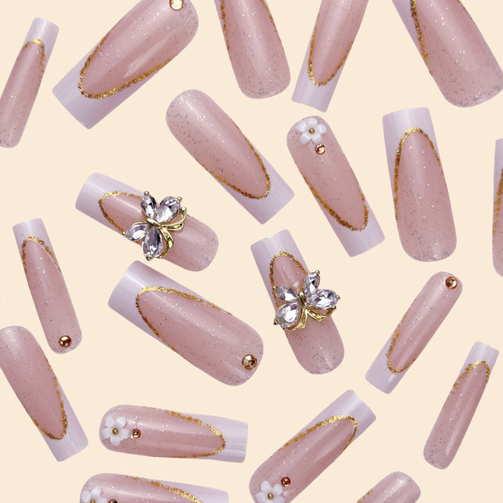 Elegante gold-akzentuierte Stiletto-Nagelerweiterungen Karnz