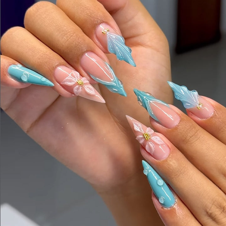 Kreatives Kunstnagelset mit blühenden Akzenten und eleganten Designs Karnz