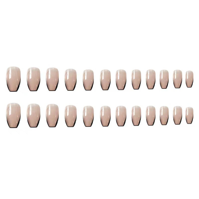 Kunstvolle Nagelverlängerungen mit eleganter French-Spitze Karnz