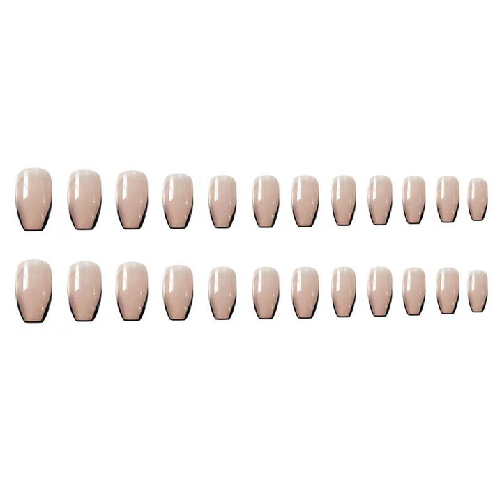 Kunstvolle Nagelverlängerungen mit eleganter French-Spitze Karnz
