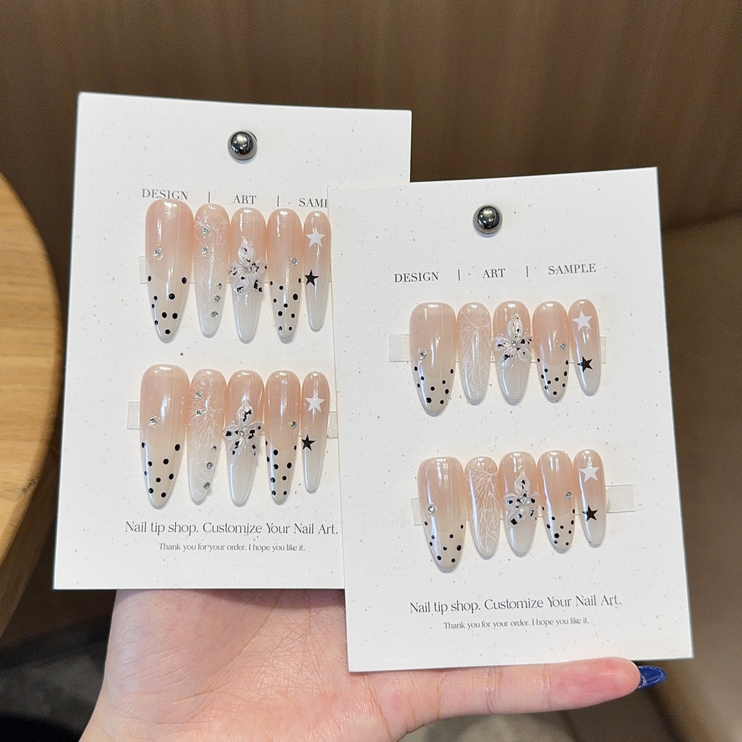 Kunstnägel Set mit Kreativen Designs und Schimmernden Akzenten Karnz