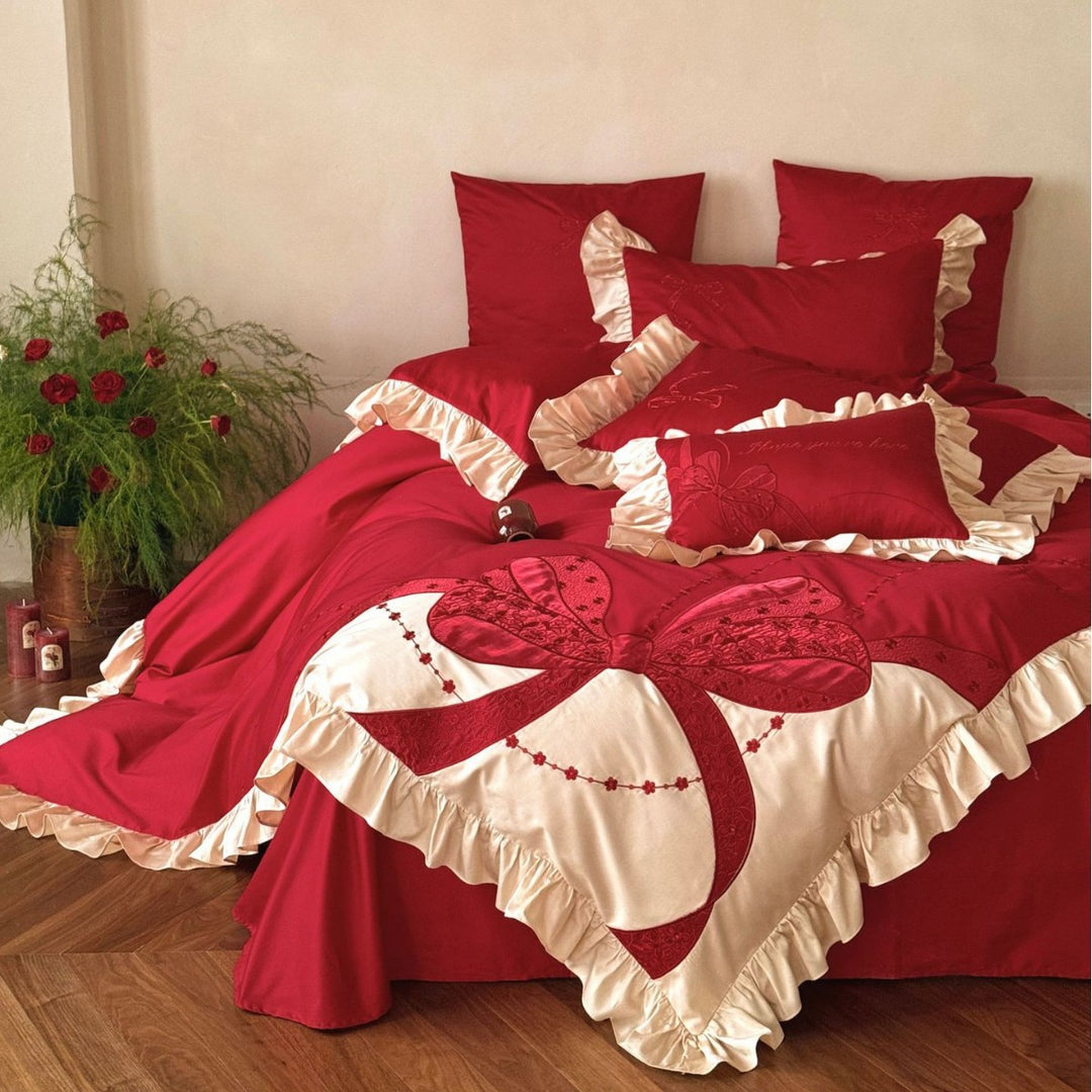 Premium Satin-Bettgarnitur mit Volant-Rüsche und applizierter Schleifen-Stickerei Karnz