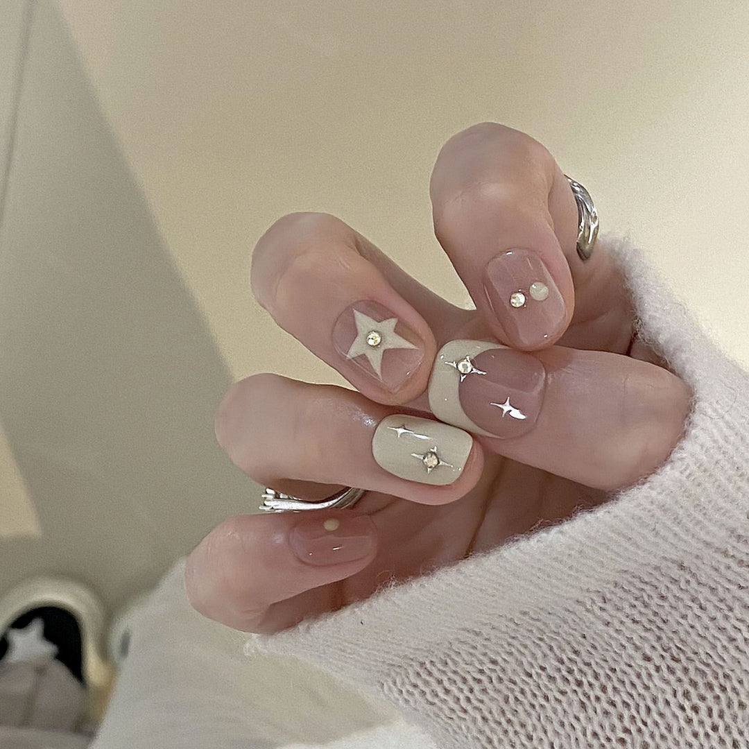 Kunstnägel mit Eleganten Glitzerakzenten Karnz