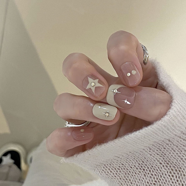 Kunstnägel mit Eleganten Glitzerakzenten Karnz