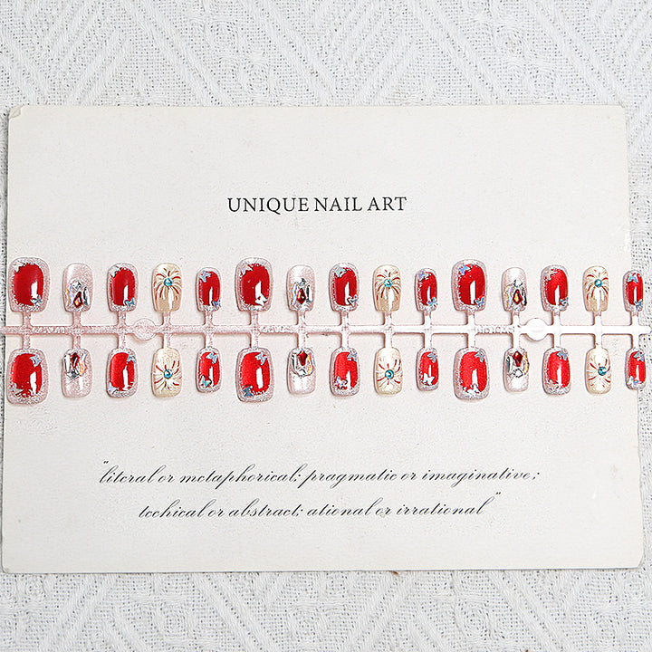 Kunstnagelset mit funkelnden Glitzer- und kreativen Designakzenten Karnz