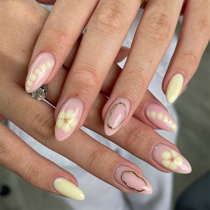 Dekoratives Press-On Nagelset mit floralem und glänzendem Design Karnz
