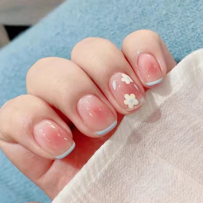 Kunstvolle Gel-Nägel mit zarten Blütenmotiven Karnz