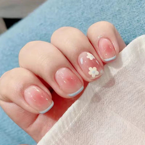 Kunstvolle Gel-Nägel mit zarten Blütenmotiven Karnz