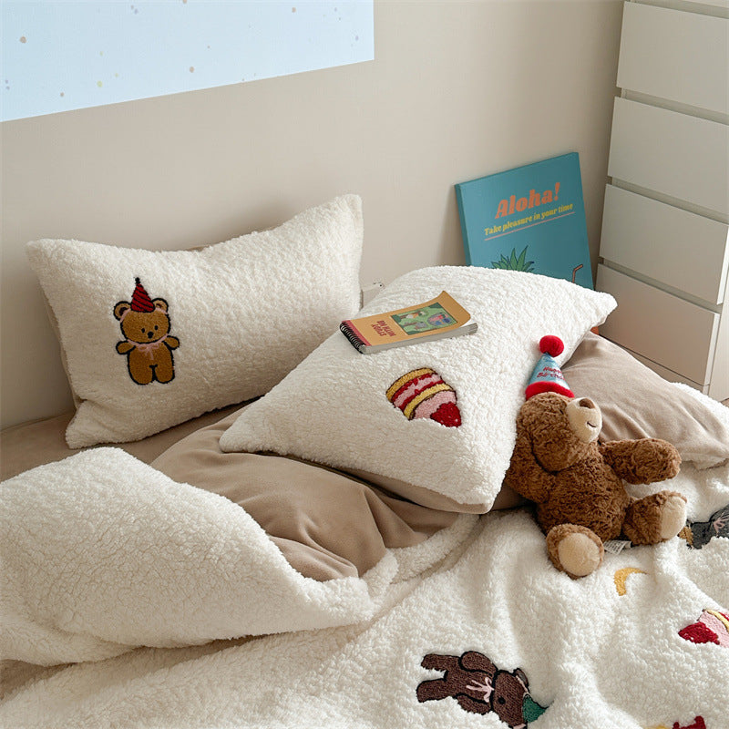 Kuscheliges Sherpa-Bettwäsche-Set mit gestickten Teddy- und Kuchenmotiven