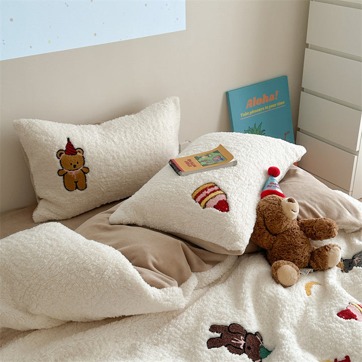 Kuscheliges Sherpa-Bettwäsche-Set mit gestickten Teddy- und Kuchenmotiven