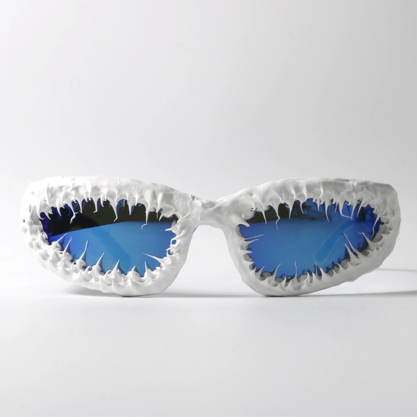 Damen kreative Design-Sonnenbrille mit einzigartigem strukturierter Rahmen Karnz