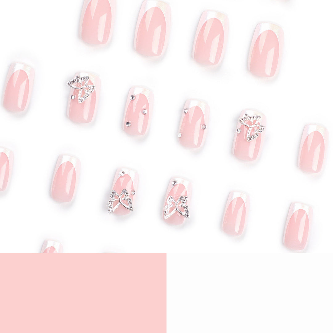 Elegante Nagelkunst mit Glitzer und floralen Akzenten Karnz