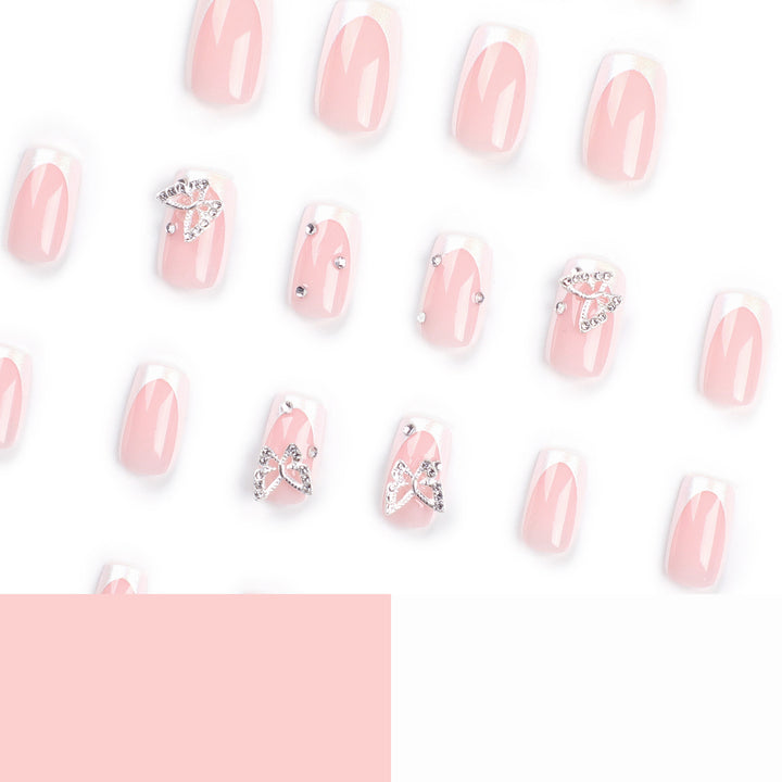Elegante Nagelkunst mit Glitzer und floralen Akzenten Karnz