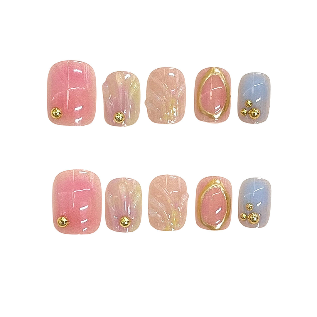 Dekorativer Press-On Nagelset mit goldenen Akzenten Karnz