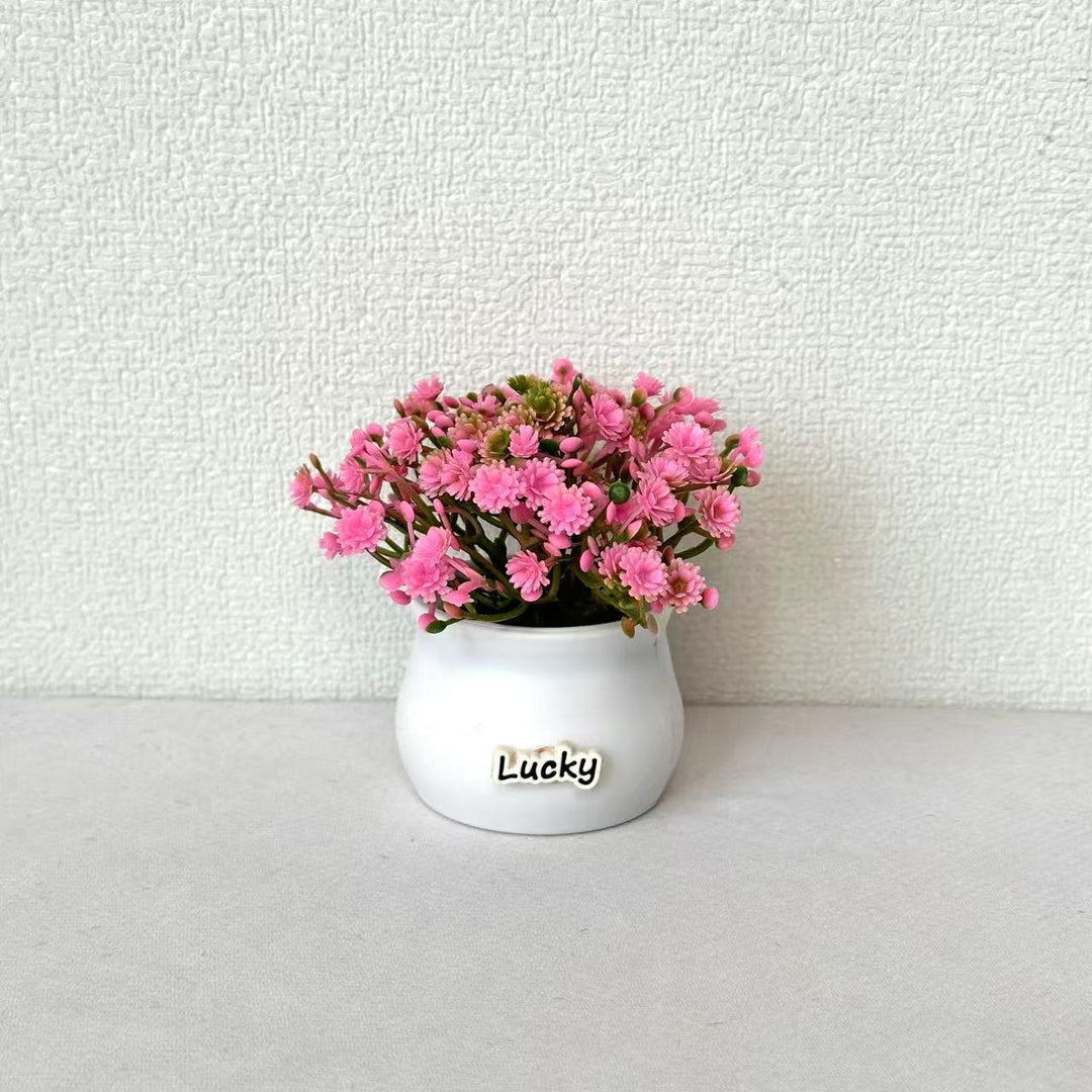Lebensnahe Miniatur-Blumenarrangement im Topf
