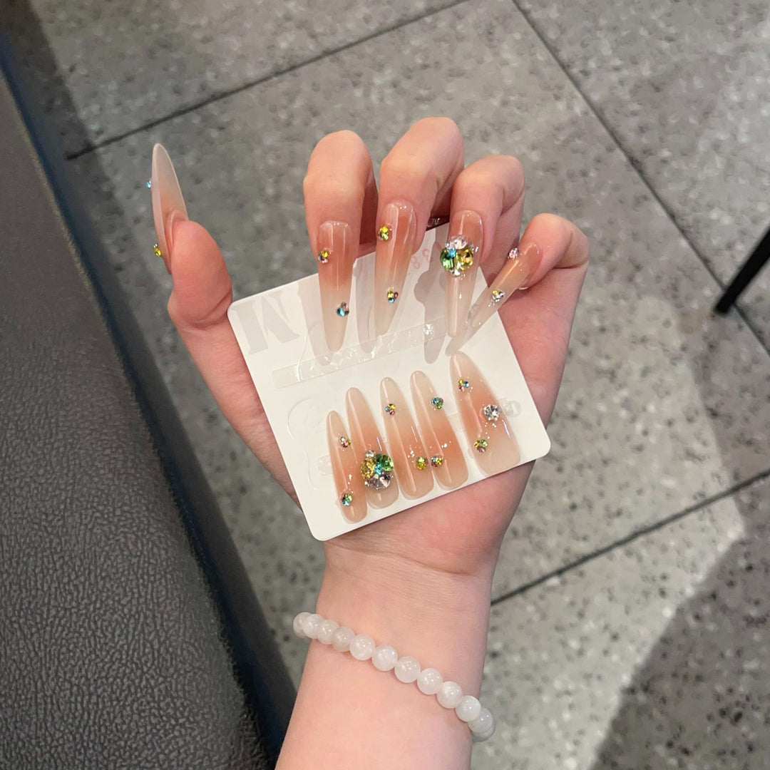 Glamouröse Stiletto Press-On Nagelset mit bunten Schmuckakzenten Karnz