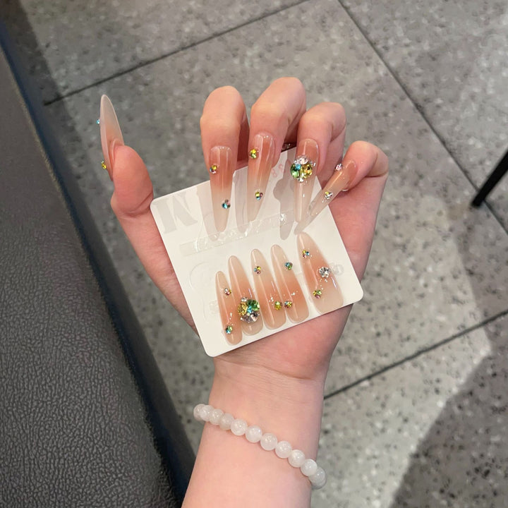 Glamouröse Stiletto Press-On Nagelset mit bunten Schmuckakzenten Karnz