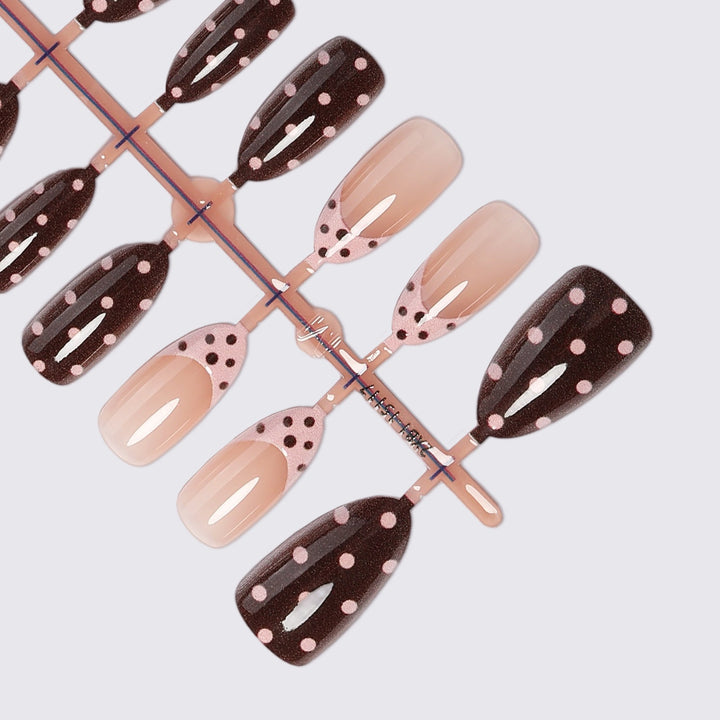 Kunstnagelset mit eleganten Zickzack- und Punkten Karnz