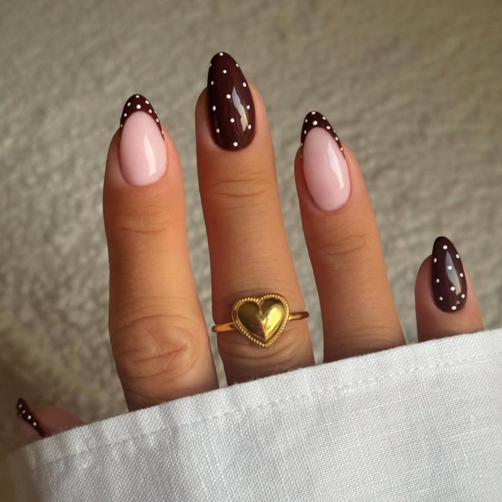 Künstlerisches Press-On Nagelset mit Herz- und Punktemuster Karnz