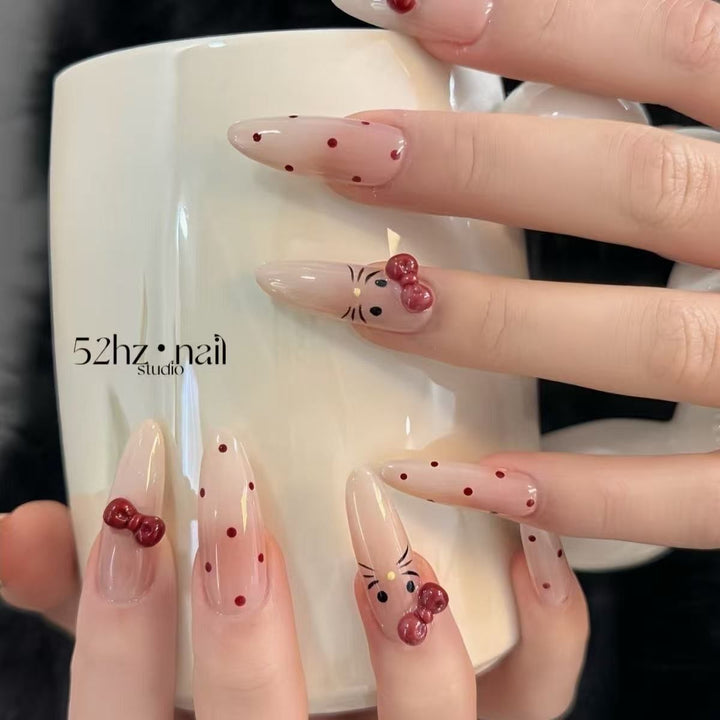 Künstlerisches Herzmuster Nagelkunstverlängerungen Karnz